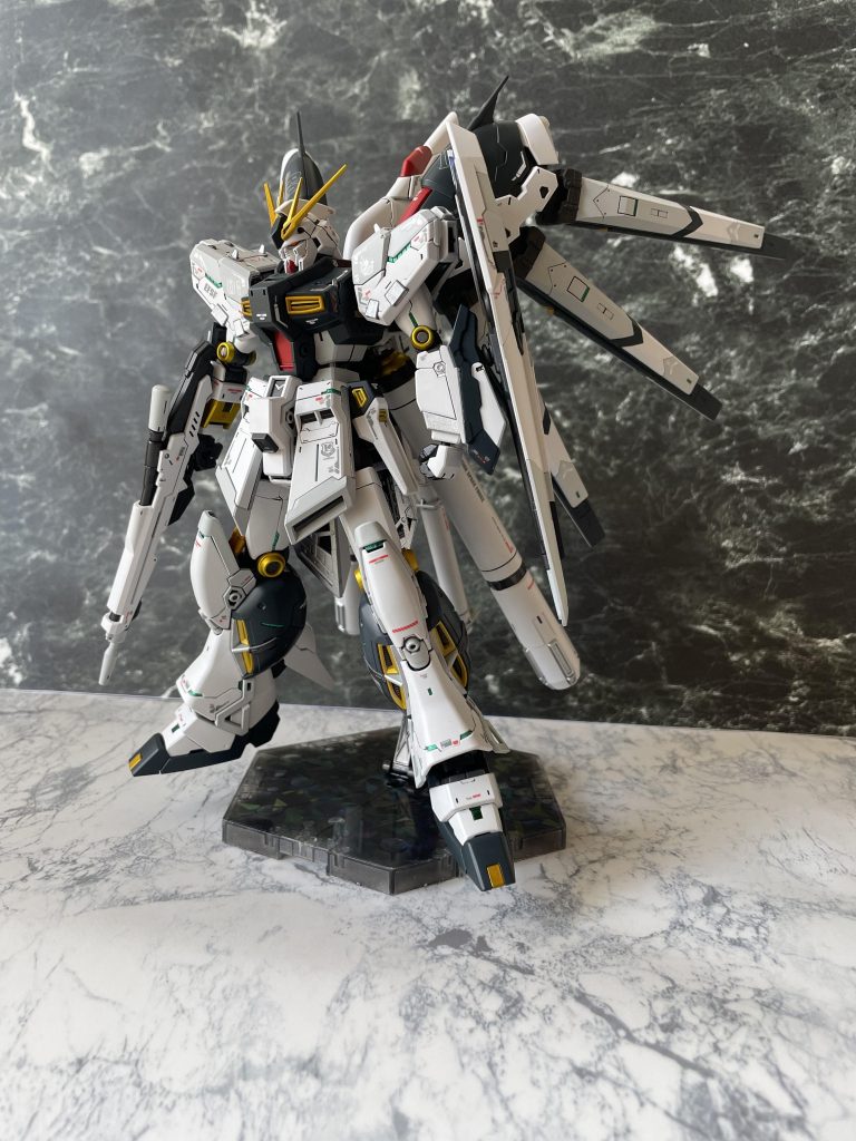 内部フレームが露出する部分をメタリックグリーンで塗る事で、MG νガンダムVer.kaのサイコフレーム風に