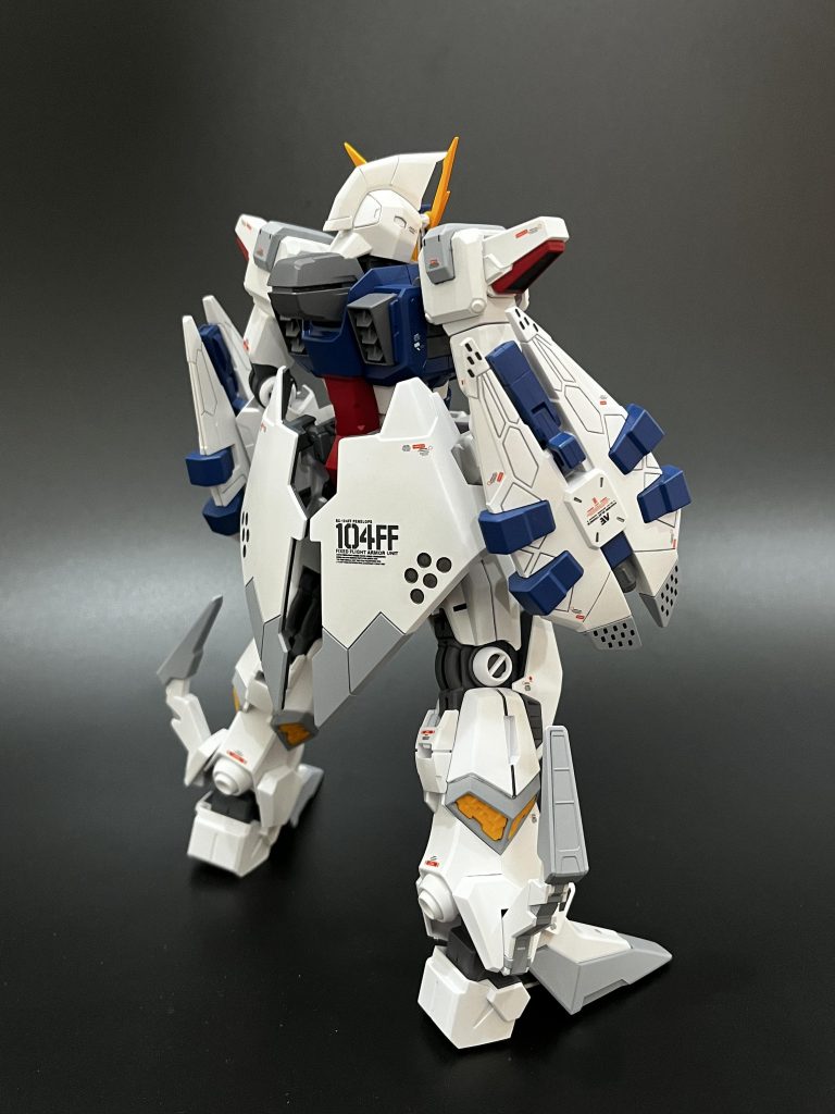 リアスカートが大きくてアンバランスここもFFユニット化できんかったんかな正面から見ると裏打ちあるのでカッコいいですがね各所スジボリ追加して塗分けしております。