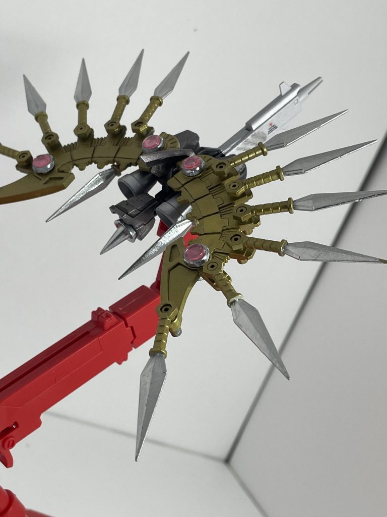 Gイーグルもネオジウムを接着してバックパックに装置出来るように加工しました。が、重くなりすぎて腕に持たせる事が出来なくなりました。(写真は保持出来ているように合成加工しました。)