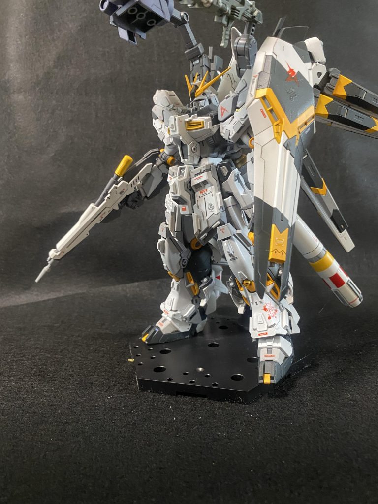 機体本体の全身像です。ファンネル端っこからガトリングの先端まで、画角に収まり切らない。