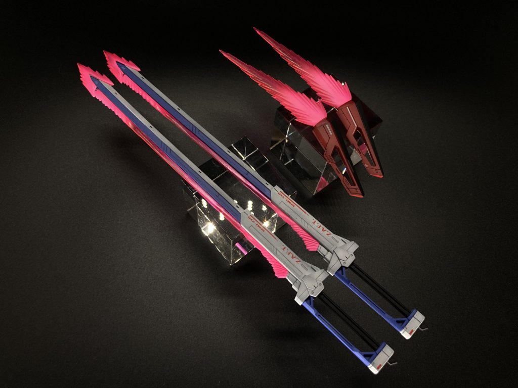 エクスカリバーとフラッシュエッジです!ビームエフェクトパーツは蛍光塗料で塗装をしていますが、UVライトが当たってない状態でも発光しているような表現をするため、ビームエフェクトパーツ根本部分をホワイトで薄く塗装、その後蛍光ピンクで塗装をしています。