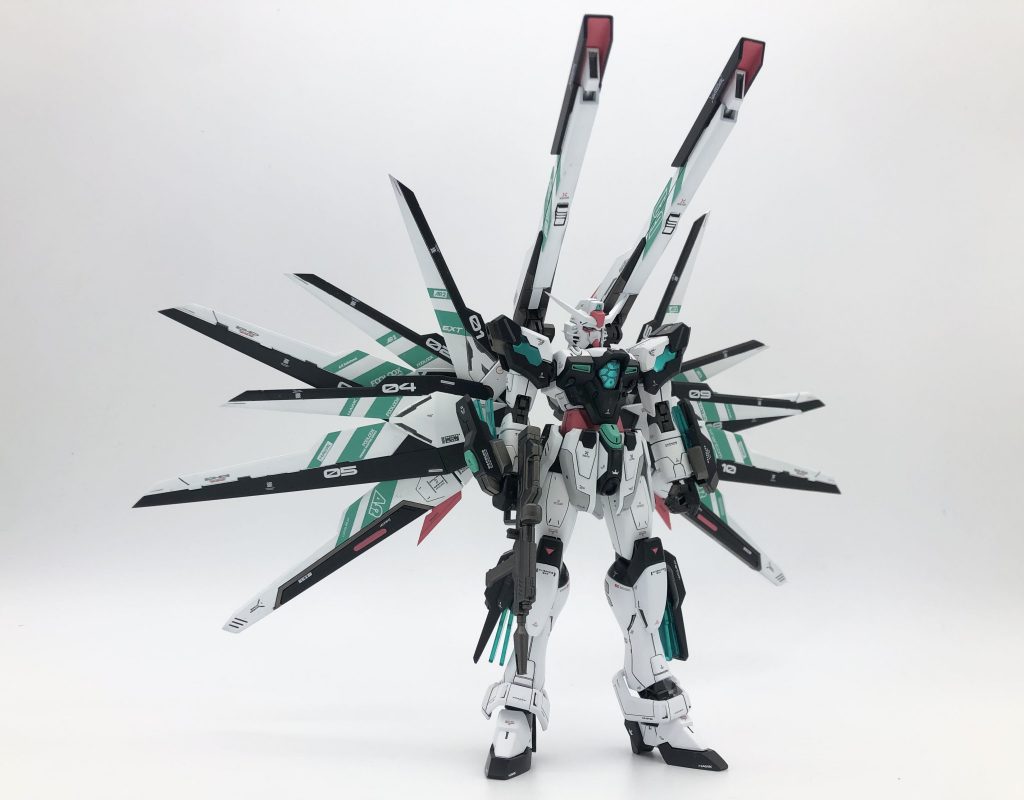 羽を広げた全体像。元々のカラーリングではミキシング感が強くミキシング素材の機体のイメージが残ってしまっていましたが、配色を工夫して印象が変わるようにしています。