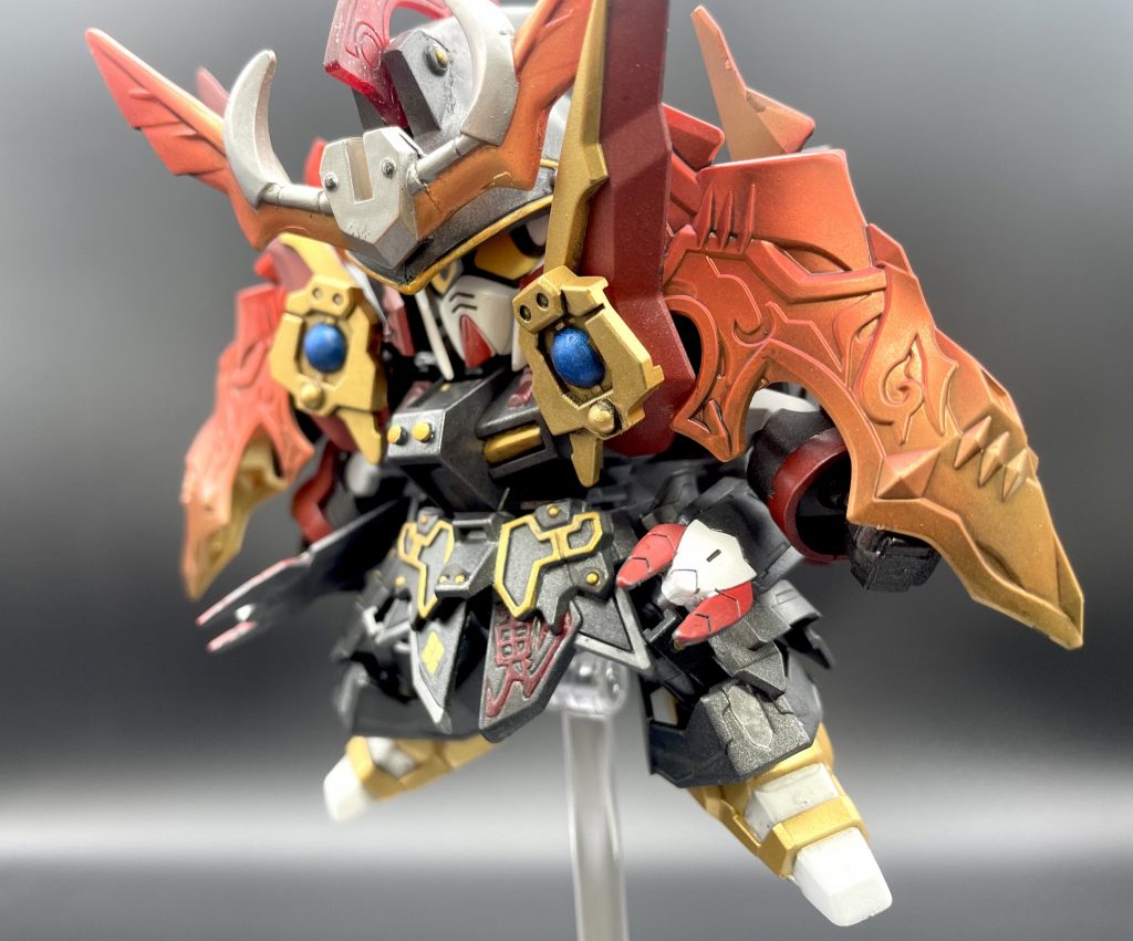 腰の【雀蜂】はその名の通りホーネット装備モチーフ。前面に向けて発射形態にしたり、腕に装備する事も出来ます。