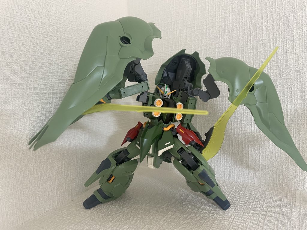 下半身をシナンジュにしてスラッとさせるのもありかもしれない🤔ちなみに「シャアの代わりにアムロが搭乗モビルスーツ」って事で赤くなる予定であります