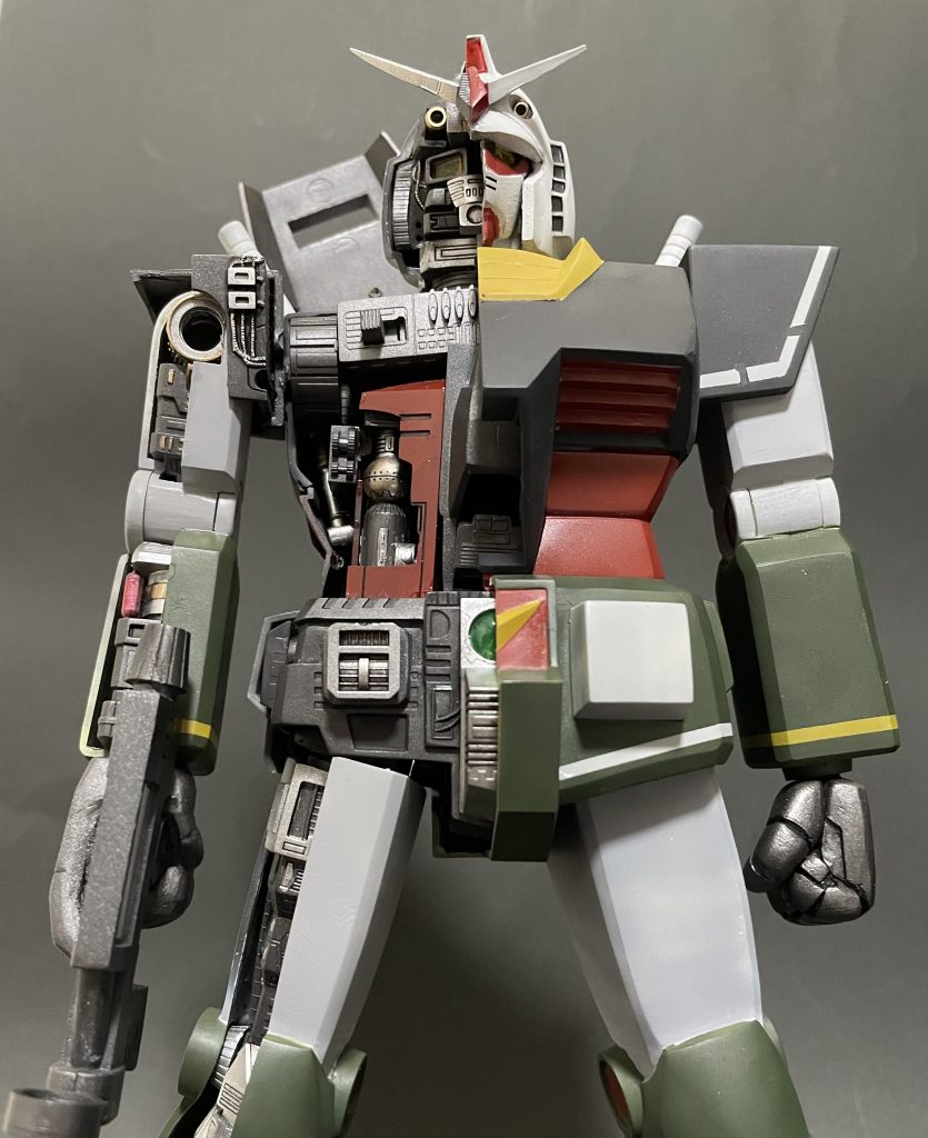 リアルタイプカラーはカラーリングが定まっていない感じがあったので、当時のガンプラの箱絵の配色をイメージしました。