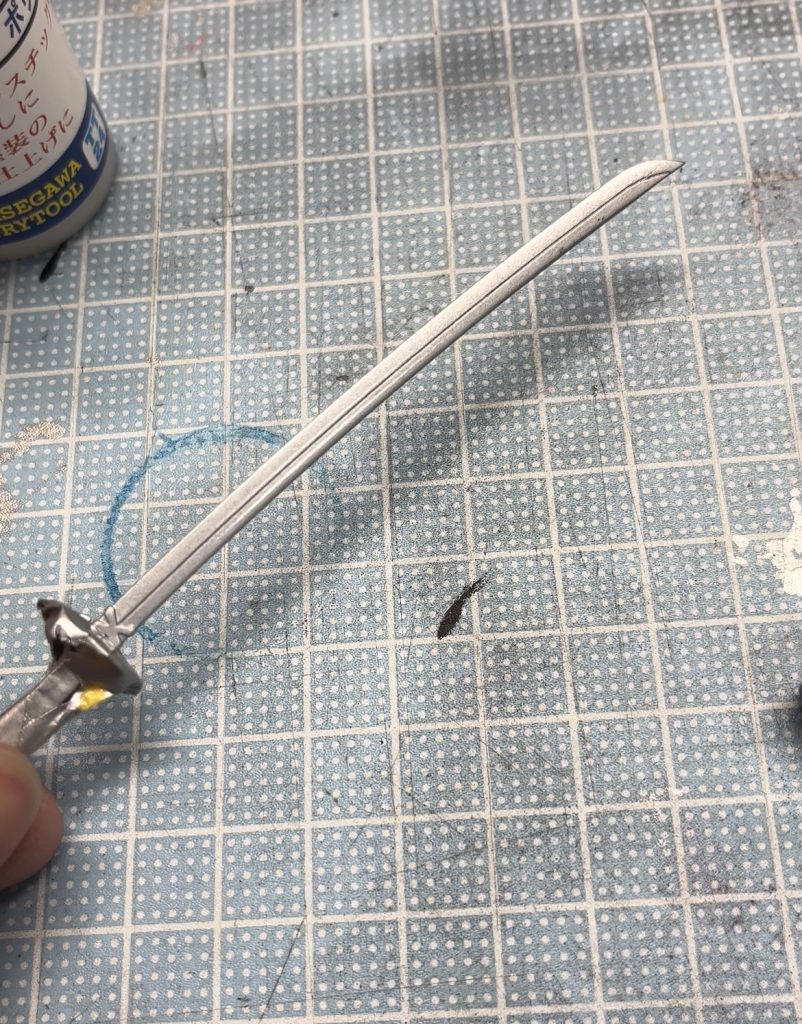 日本刀のコンパウンド処理後です。こちらも初めてのコンパウンド処理でしたが、実物は光をよく反射してくれます。写真うつりが惜しい結果となりましたが、概ねは満足いく光沢です。