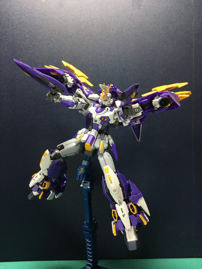 新規に付属するビームライフル×2はグリップをMSハンドの銃持ち手で挟んで接着固定。グリップの着脱が効いて背面にマウントする時に干渉しない箇所になるので固定しています。最も、銃持ち手の保持力が皆無な為にこうせざるを得なかったんですが…