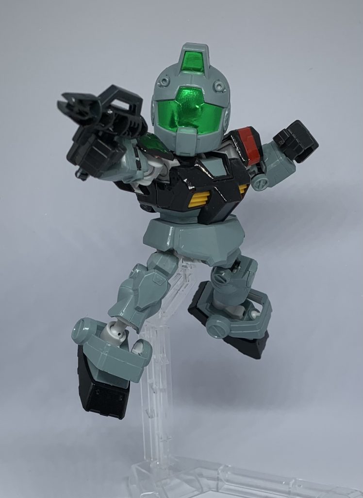 肩のラインはマスキングで再現デカール無いのが惜しい…