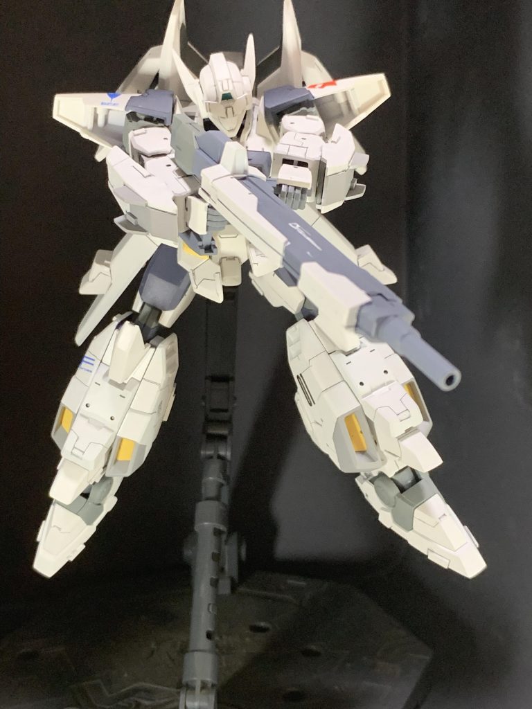 主な作業はスジボリ、プラ板の張り付け、左右の腕のアーマー部分のプラ板加工などです！