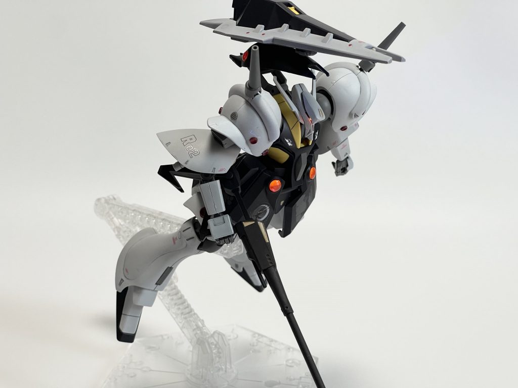 背部の変形用機首ユニットがアームで立ち上がる構造になっているので、RX-121ヘイズル改風にシールドブースターを前方推進ベクトルに向けることができます。この角度AOZみが有りますよね