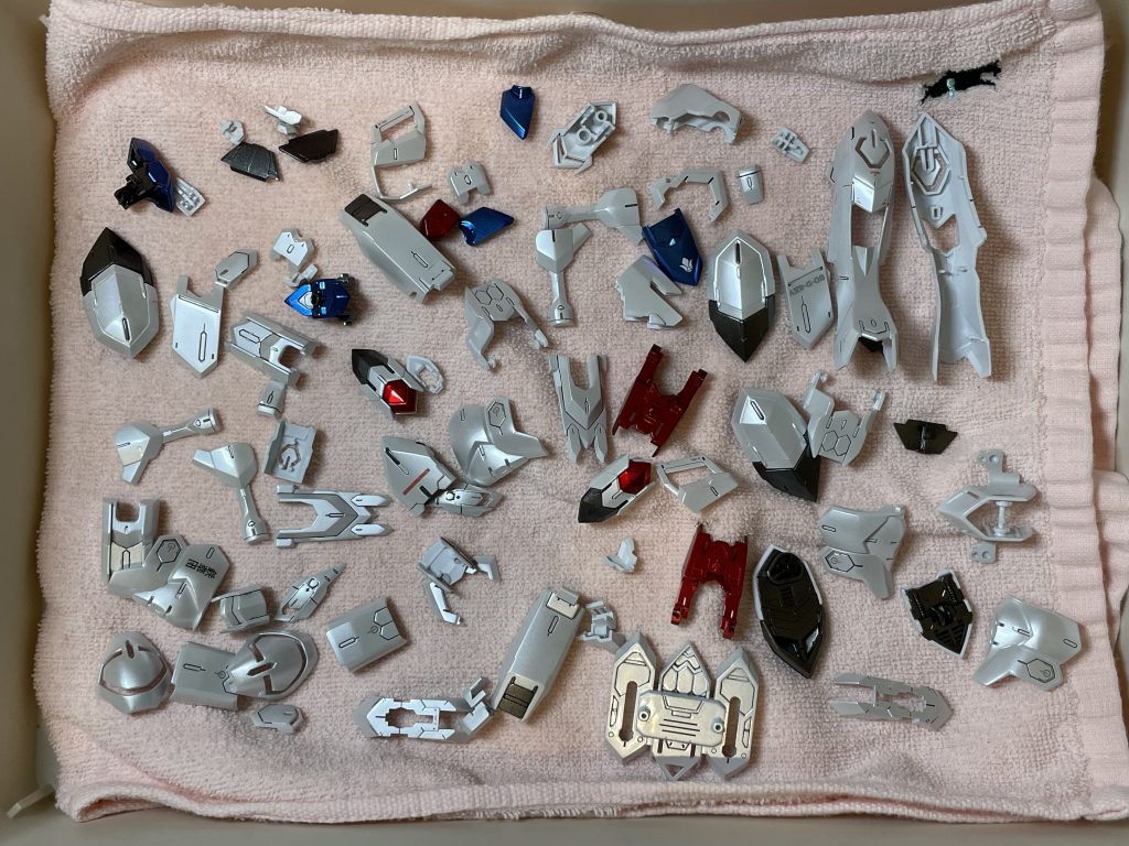 クリアを3回吹いた後に研ぎ出しをしました。前回フォロワーさんに教えていただいたバフレックスで表面を塗装が剥げないようにビビりながら均して、コンパウンド(荒目、細目、極細)で磨きました。みるみるうちにピカピカになっていくので始めは楽しかったのですが、後半は苦行でした。写真はコンパウンド終了後に洗浄して乾かしてるところです。