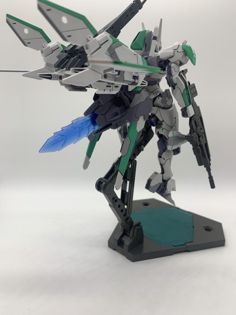 フライトユニット装着状態ですね。フライトユニットにルブリスのバックパックを付けただけなのですが結構なボリュームになりました。ルブリスのビームライフルはサーベル状態の物を着けるとバーニアのエフェクトが出るような状態にもできます。ビットステイブを装備する事でフライトユニットの推進力を圧縮する事でスピードが更に上がる感じです。あとはビットステイブをつけたことにやってSEED destinyの換装パックの用な状態ができ、フォースインパルスと暁のオオワシ装備を合わせたような感じで、下に出した状態だとフォース、前に突き出すとオオワシのように砲撃できます。