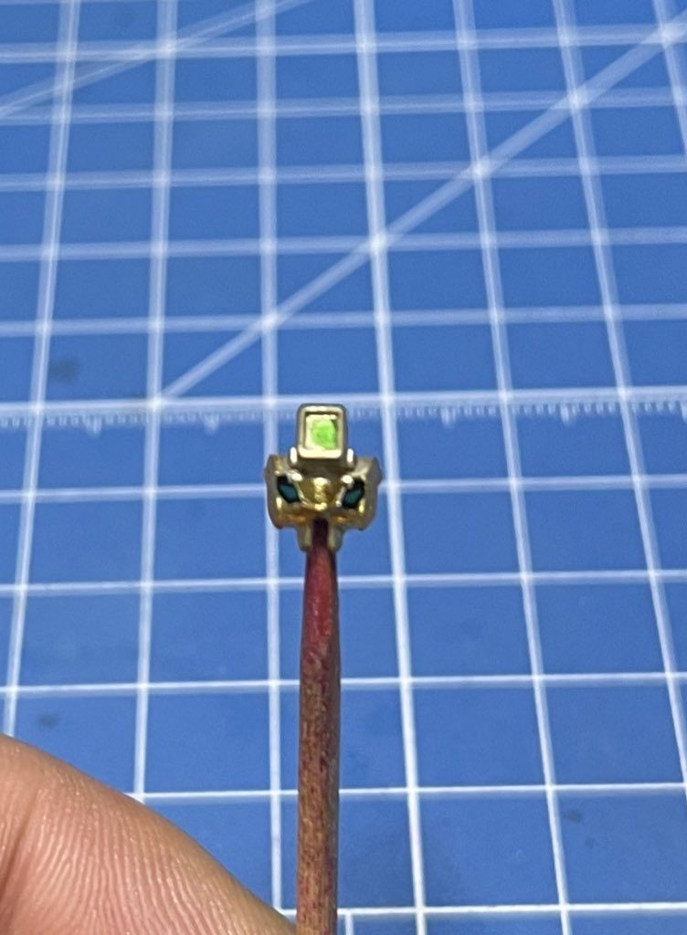 いつもは蛍光色で塗り分けるアイレンズですが、今回失敗して潰してしまったので、珍しくシールを使ってます…先生、もっと器用さが欲しいです…orz