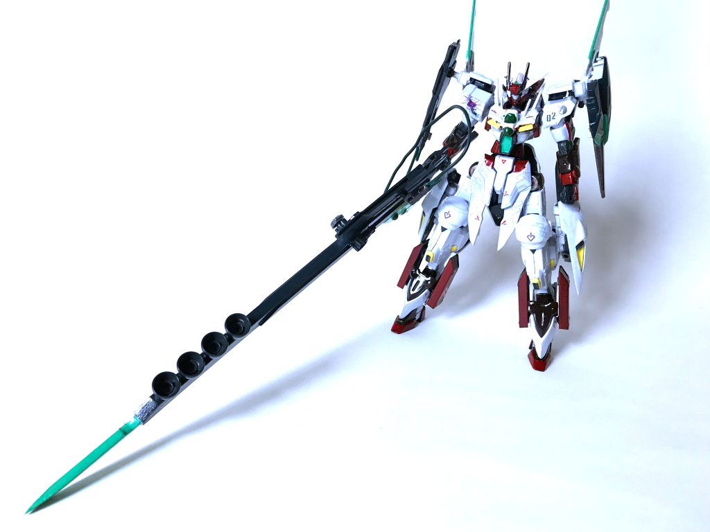 装備その3「sword needless long」実質的な本機専用装備、というのも現状これを他に扱える機体が敵である“セイムヴルード”のみであるため。前述の装備たちが本機の「標準装備」であったのに対してこの装備は「“セイムヴルード”もしくはそれと同等の相手に対するために鍛造された装備」という立ち位置。故にその他の相手に対しては基本的に「sword needless long」[無用の長物]。使用するにあたって肩部コネクタにエネルギーケーブルを装備・剣に装着してエネルギー供給を行う。燃費は悪いがトリプルドライヴの恩恵でその問題は解消されている。特徴はその巨大な刀身と先端部のスラスター。刀身は金属同位体が鋭角的に「芯に張り付いている」という特殊な状態で、これを保持するために大量のエネルギーが必要。エネルギーケーブルから外れているときは内蔵の大型バッテリーで金属同位体を保持している。様々な制約がある反面、エネルギーが正常に供給できていれば基本的に摩耗することが極端に少なく、また摩耗しても別位置の同位体が補修することで即座に斬れ味を回復するというおバカ機能がきちんと発揮される。先端部のスラスターは剣速を上げたり、機体の姿勢制御・移動時の加速など、エネルギーが供給できていれば様々な恩恵を受けられる。非推奨ではあるが、ハンマーとテコの原理で「スラスターを使用して地面に刀身を叩き付ける→機体を跳ね上げる→長距離跳躍をする」という使用法があるが、これは刀身にかける負担が尋常でなく、緊急移動のみの使用に限定される。