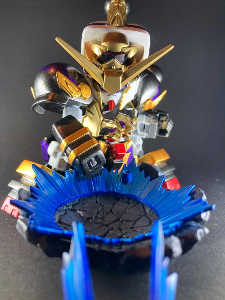 〜〜〜〜〜〜〜〜〜〜〜〜公式Webコミック作品、三国創傑伝・蒼翔記に登場する許褚ボルトガンダムを制作しました。蒼翔記は創傑伝アニメ本編よりも先行して公開された若き日の曹操ウイングガンダムを主役とする前日譚的な物語です。典韋マスターガンダム、徐晃ガンダムデスサイズ、張郃アルトロンガンダムらと共に4人組で登場し大変個性的な活躍を見せてくれた許褚ボルトガンダムでしたが、ガンプラ商品化のラインナップから外れてしまった上にアニメ本編にも登場しないという不遇な扱いとなってしまいました。(これには製作都合上やむを得ぬ事情から、苦渋の判断であっただろうと僭越ながら御察しする所であります。)貴重なシャッフル同盟機体の演者MFで、キャラクター設定もすごく魅力的だったのにと惜しまれる気持ちが大きかったので、個人的にギ・エリアの全武将を制作済みだった事もあり今回モチーフとして再現制作に挑戦してみました。