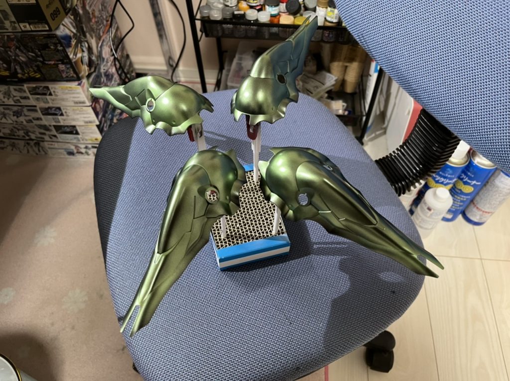 バインダー下地塗装2クレオスのメタルイエローグリーンを吹きます。この色でもいいかなと思いましたが…