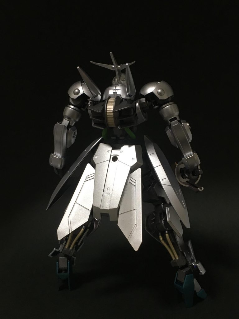 背面です。リアスカートはヘルムヴィーゲのものに適当なパーツを接着して大きくしてみました。虫の羽っぽくて個人的にわりと気に入っているポイントです。