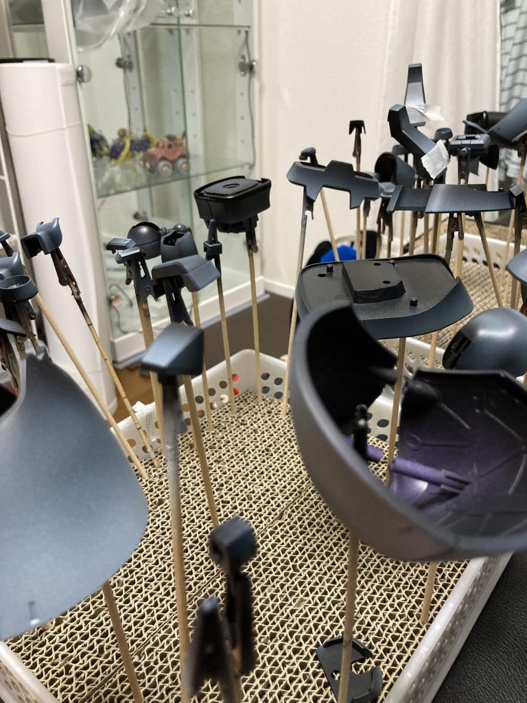 下地を白黒にグラデーション塗装しています。