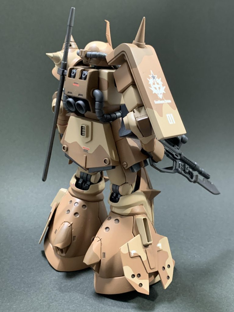 サザンクロス隊のデカールは、HGドアンザクがら使用しました。ヒート剣はグリップはマラサイのを使い、剣はランナーを使用しました。