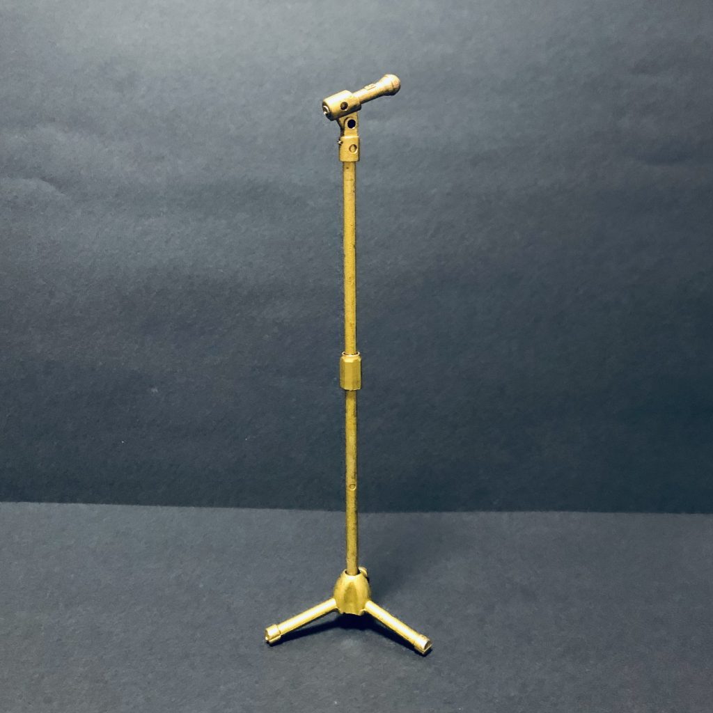 ノーベルガンダム専用武器「ゴールデンマイク」古くはランバ=ラル大尉がカラオケさせろと騒ぐ連邦軍兵士を殴打するのに使ったとの記録がある伝説の武器（攻撃力+5）