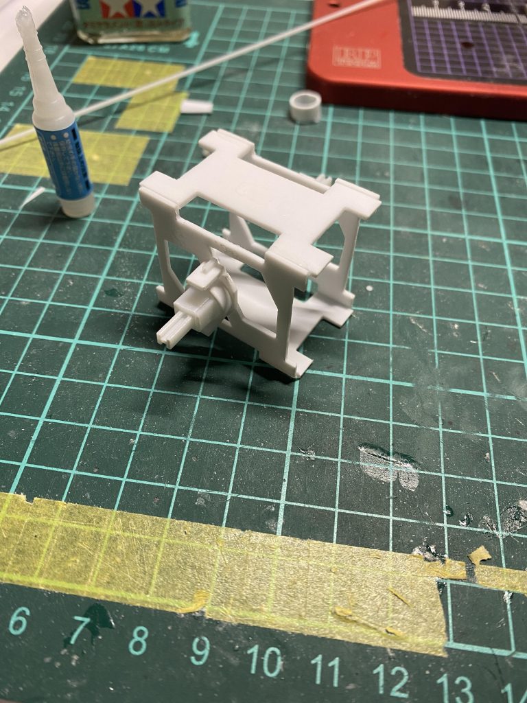 プラ板製作後プロペラントタンクに合う様にスライダーをすり合わせを行い、はめ合い確認後その他付属部品が付けれる様にしました。