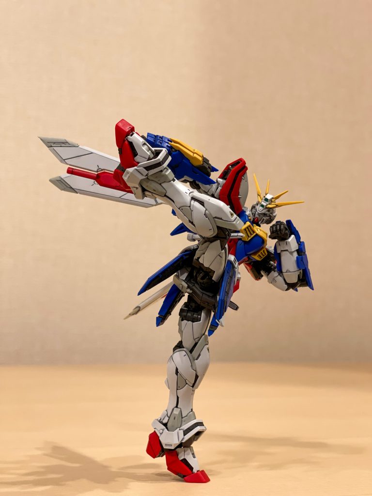 各部関節が細かく、さらに適度な渋みがあるおかげで爪先立ちポーズも自立します。というか、つま先立ちで自立するキットを見たことがありません。どのような立位ポーズでも微調整すれば必ず自立します。すごいです。微調整できるよう各関節が軸関節なのか球体なのかよく考えて取り入れられています。開発者に拍手を送りながらポーズを取って遊んでます！笑