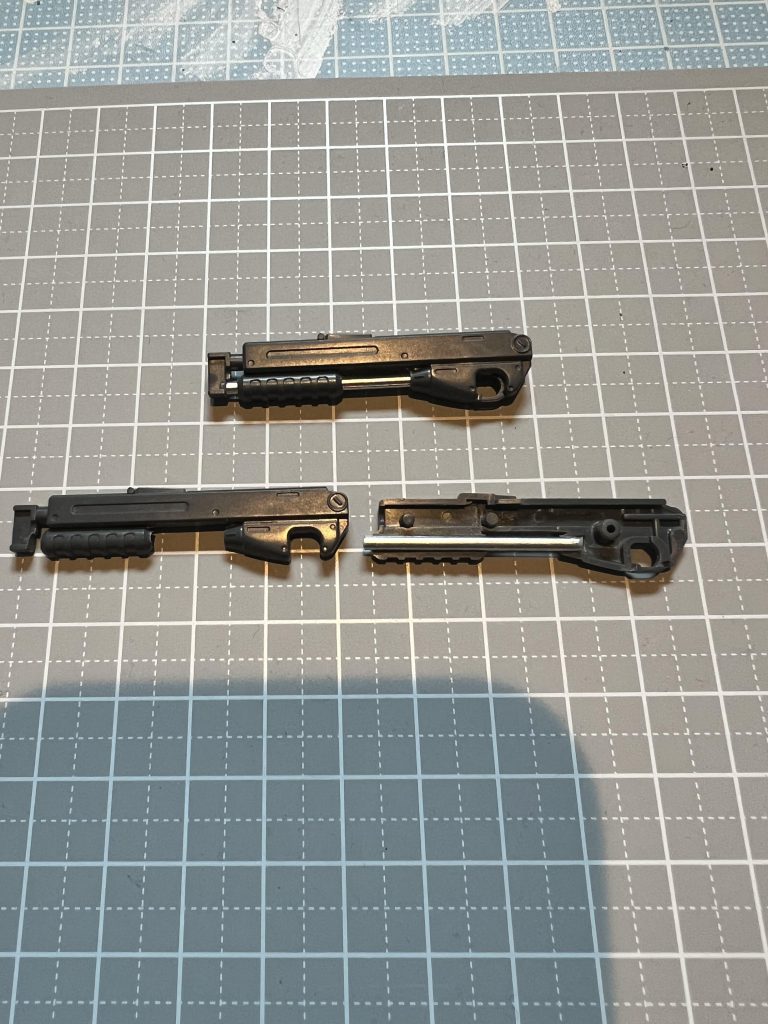 ショットガンのグリップ部分は分割してプラ棒を使って別パーツ化してます。