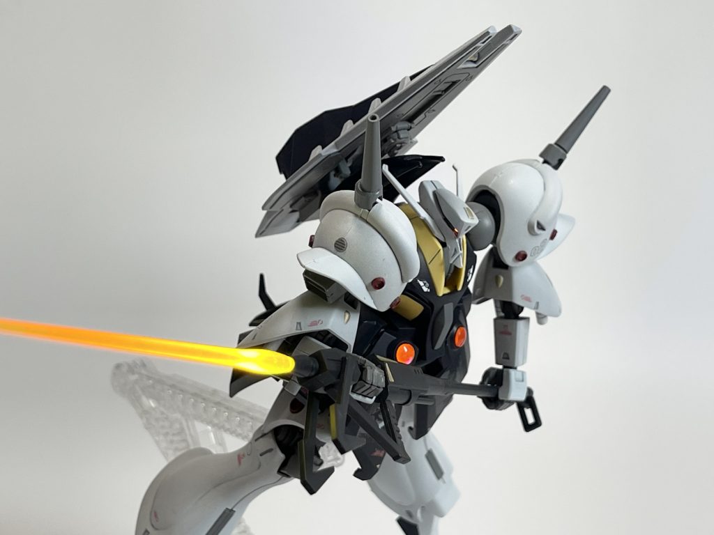 フェダーインライフルのビームサーベルモード。光らせてますよ〜もっと腰をひねって槍系武器のカッコいい構えポーズ取らせたかったのですが腰が無改造のため回らない。事前にこうなることを予期して改造できなかったのは私の至らなさです…