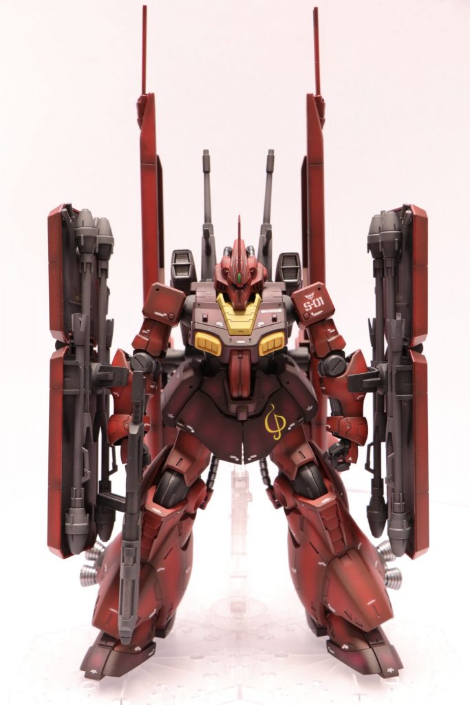 シールド２つでボリュームが凄いです。シャア専用ディジェは設定と連載では若干ディティールが違います。今回は設定に寄せて作りました。