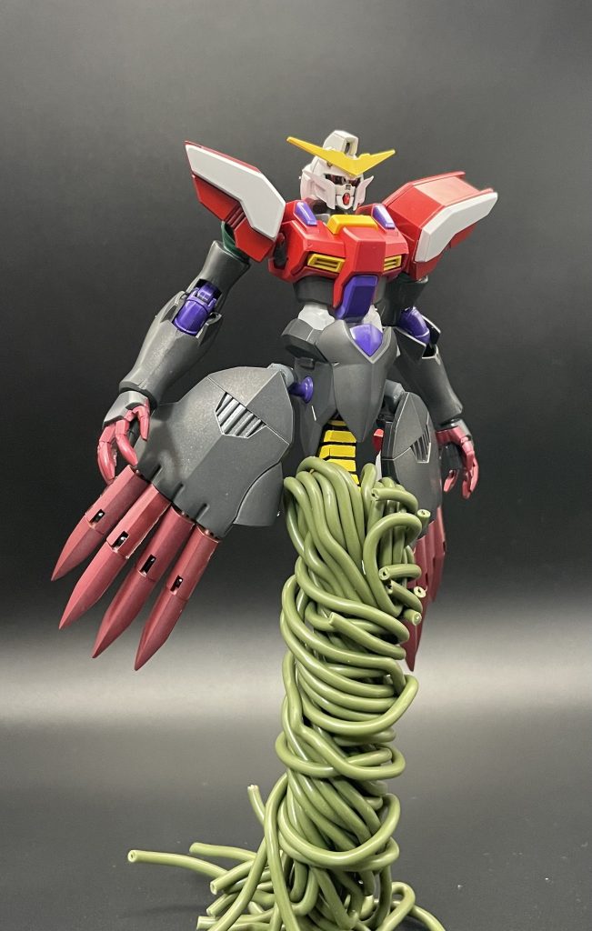 ガンダムオムパロス第二形態 ギミックは無いと言いましたが、これが今回のギミック。自己進化です笑 ふと立ち寄った100均で見かけたガーデニングワイヤーの色を見た私は「あ、デビルガンダムの触手みたい」っと思った(重症)のでなんとかそれっぽくやってみました← 胸から別のモノが出てくるのは、エイリアンやDの食卓2を意識しました☝🏻設定に関してはデビルサマナーソウルハッカーズのオムパロスです😌ガンダムマニトゥにしようかなとも思ったんですが、ネガティブな感情を吸い上げる特徴はオムパロスのほうが印象的でした🤔 脚は元々バクトの脚を付けようかと思ったんですがワイヤーを使う事を決めた時に脚を付けるのはやめました✋🏻あんなの飾りです。 ・・にしても、この佇まい。ビオランテみたいですね笑