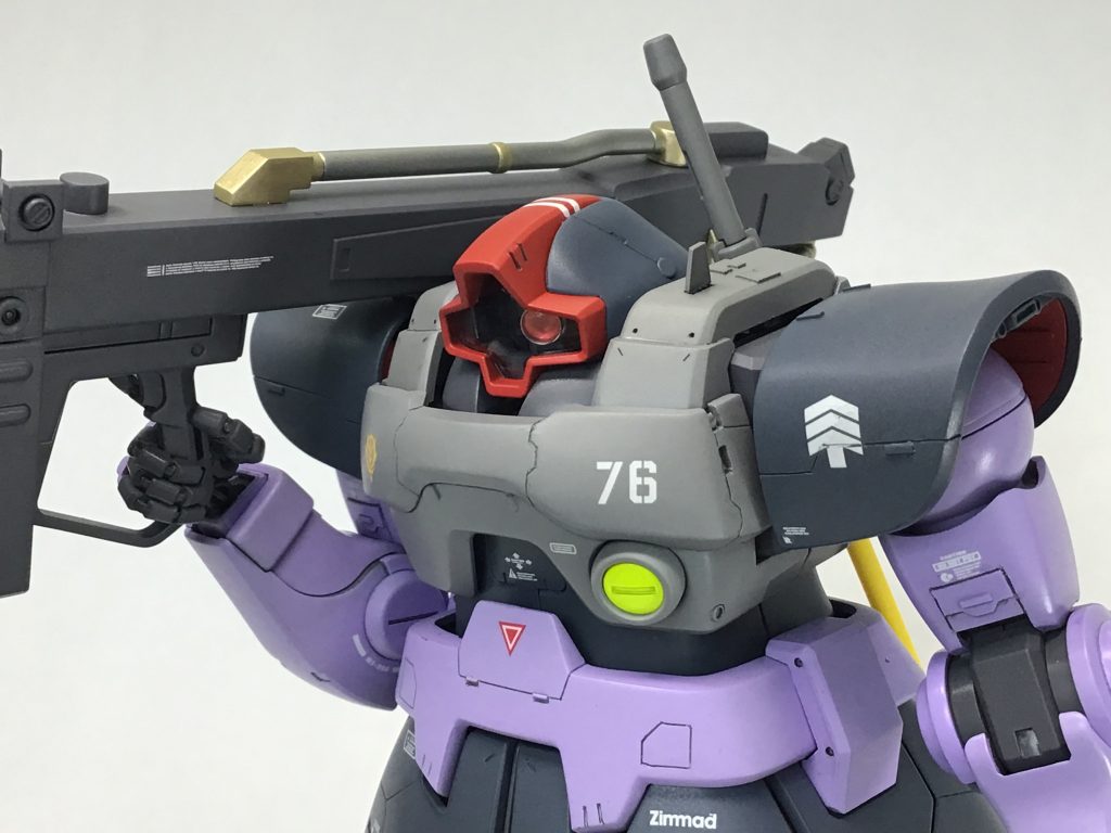 特徴的なビームバズーカ、センサー部分にHアイズや各種モールドパーツを追加しています。古い設計のため、まさかのモナカ構造で合わせ目消しに苦労しました。またクドくなり過ぎないように全身にスジボリを入れています。