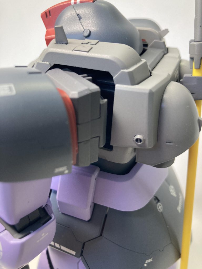 バージョンアップで追加された肩の引き出し機構ですが、稼働時にプラが歪み上手く収納できない不具合があるように思います。本体側と腕側と干渉する部分をだいぶ削り、スムーズに出し入れできるようにしました。