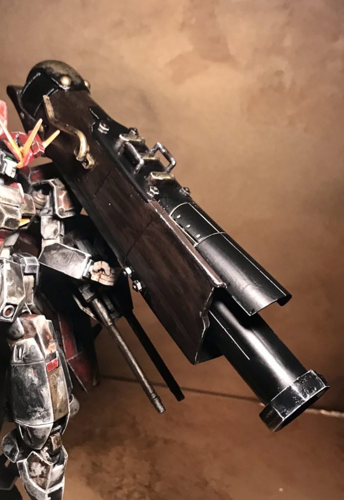 黒の部分は鉄製、茶色の部分は木製という少しでも重くなりそうな構造設定です。