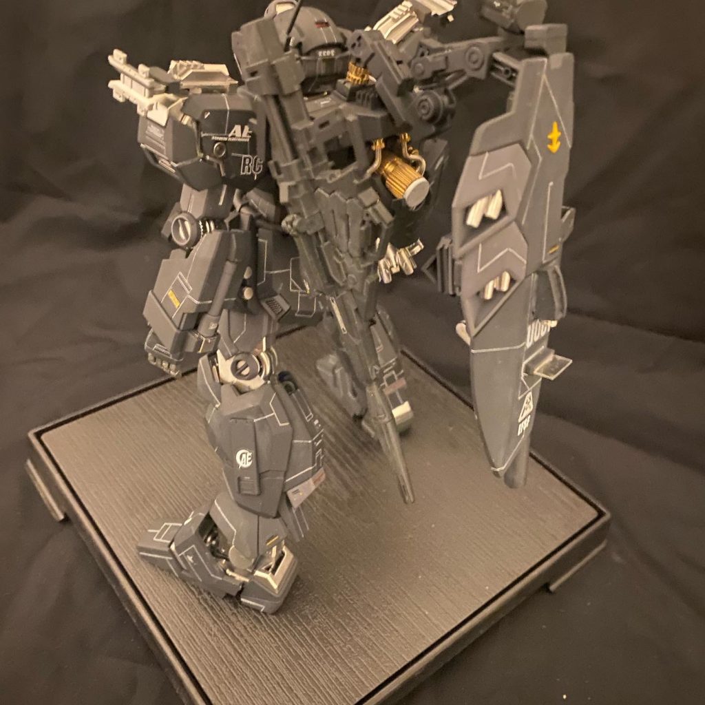 背部に盾を移動してジェスタ専用ライフルを設置脱着可能。背部の敵にオートマチックに攻撃出来、盾中央に簡易センサー設置。ユニコーンのライフルを装備(本来はユニコーンに届ける物らしいが)