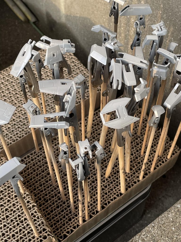 白が思ったように発色しなくて、裏側塗ったりしましたが、結局下地塗装からやり直すことに。