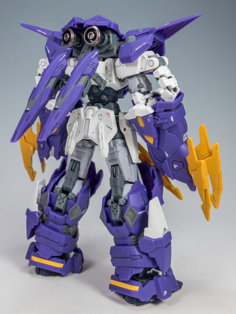 リアビューです。バーニアが横になっているので、突撃形態って感じがします。