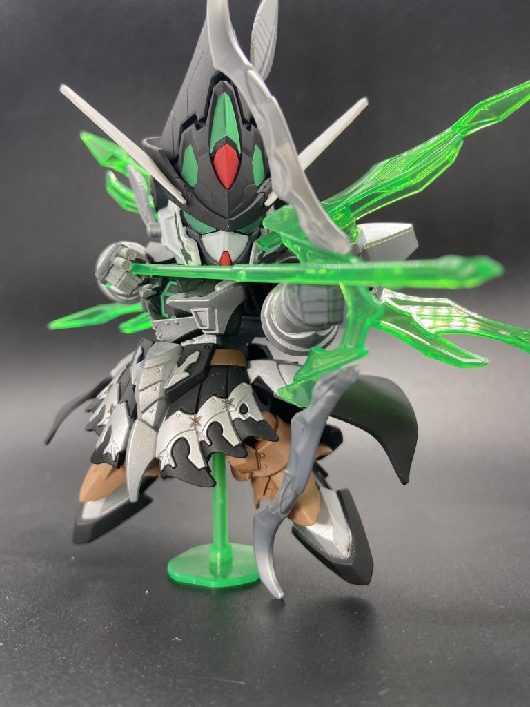 瞳なしにもできます。ちなみに僕普段半ツヤくらいまでのが多いのですが、今回は黒サフを艶消し黒として試してみたかったのとクリアパーツとのツヤ感の差も出したかったので久しぶりの艶消しです。胸のAと頭の緑は付属のホイルシール貼ってます。