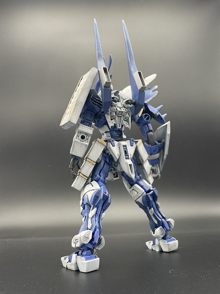 塗装には下地を黒サフ。白にMr.カラーGXのクールホワイト。青に今回初めて使ったフィニッシャーズのラベンダー。差し色にMr.カラーのゴールド。他の配色は忘れました。刀身はシルバーに塗った後に、クリアーオレンジでグラデーションを入れて熱そうに見せてみました。お気に入りです