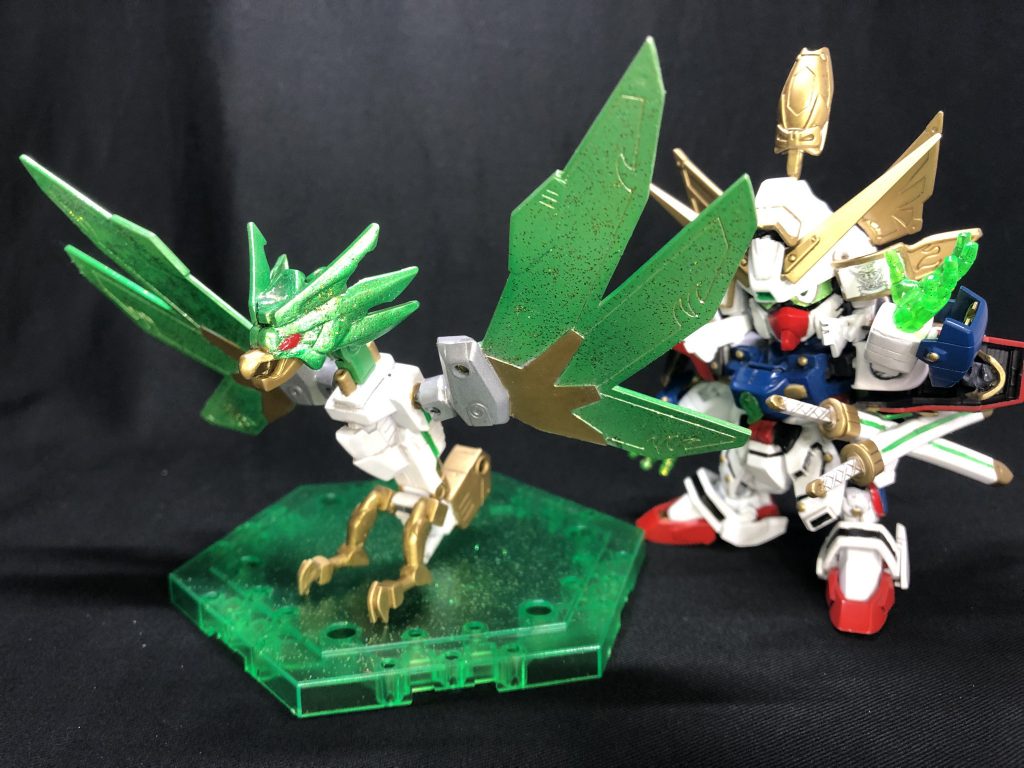 [結晶閃光鳥](クリスタルシャイニングバード)閃光電撃銃を改修時、異世界の宝珠[結晶](クリスタル)が搭載された。その際発現した新たな機能の一つが閃光鳥(シャイニングバード)である。光の闘気で鳥のような頭と翼を形作っているが、それ自体に意志があるわけではなく、闘気のコントロールによって簡単な操作を行う。元ネタは同じく旧BBシャイニングに付属していたクリアラメのパーツです。シルバー下地＋クリアグリーン＋ラメパウダーでそれっぽく再現してみました。顔、翼共に色々ジャンクでミキシングです。