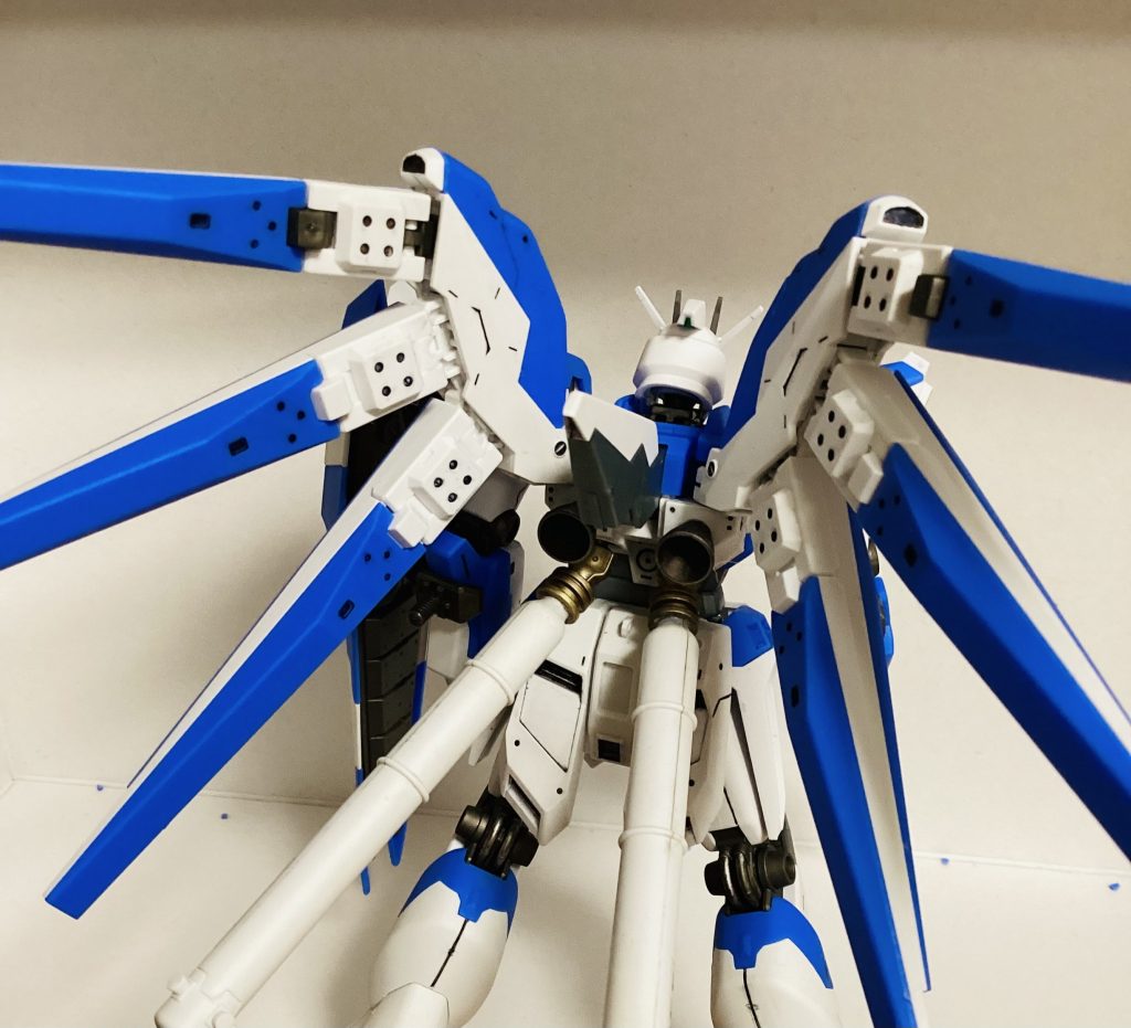 プロペラント基部はゴールド、各バーニアと膝裏のシリンダー(?)はバーントアイアンでガンマカ塗装。