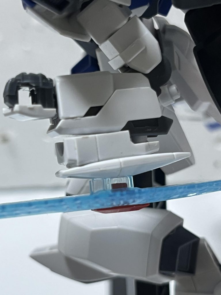 腕部に追加したビームシールドユニット。旧HGストフリの腕部を改修して3ミリ軸で付けられるようにしました。