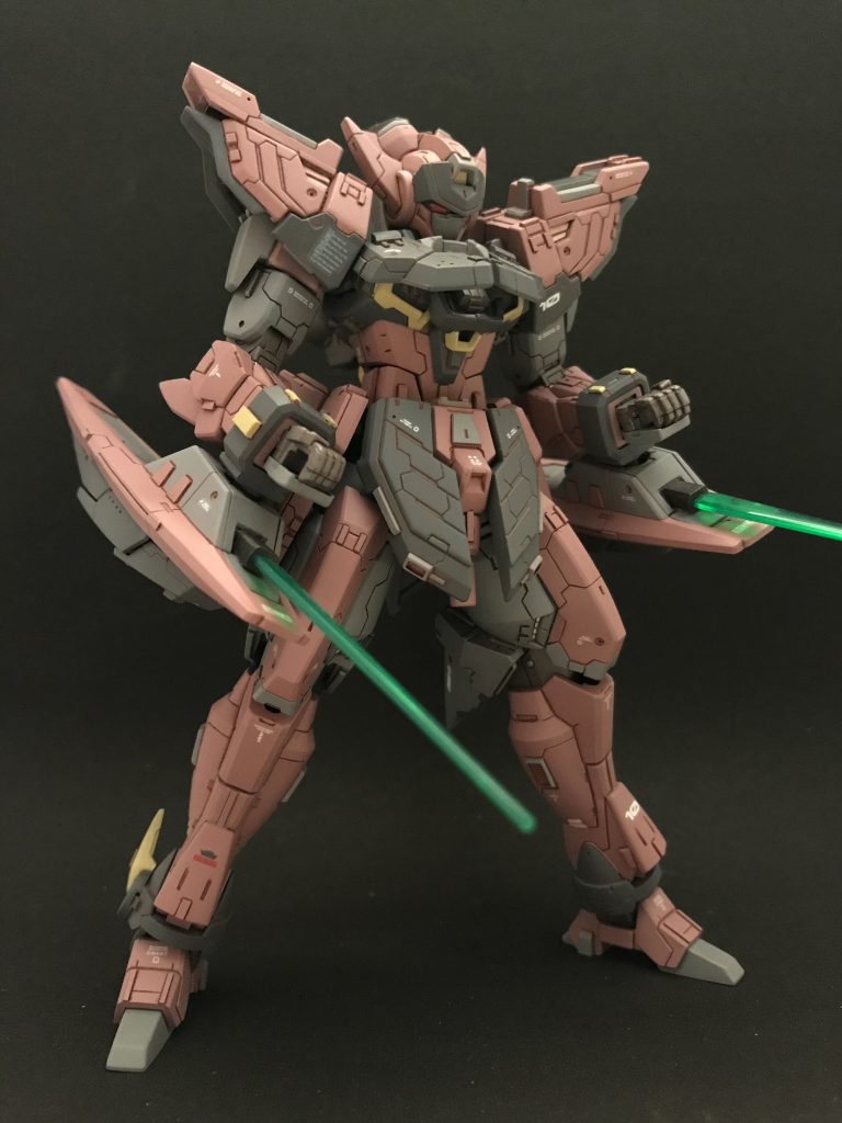 今回の目玉はなんと言ってもバインダー。最初からカッコいいのでほとんどいじってませんが、武器機能を追加しました。(パーツの残量的に他にやりようが無かった) サーベル刃が出せます。みんな大好きトンファースタイルですね。塗装が剥げなくてお得! 刃は誰のか分かりませんが穴のサイズピッタリなのがありました。(あるある)