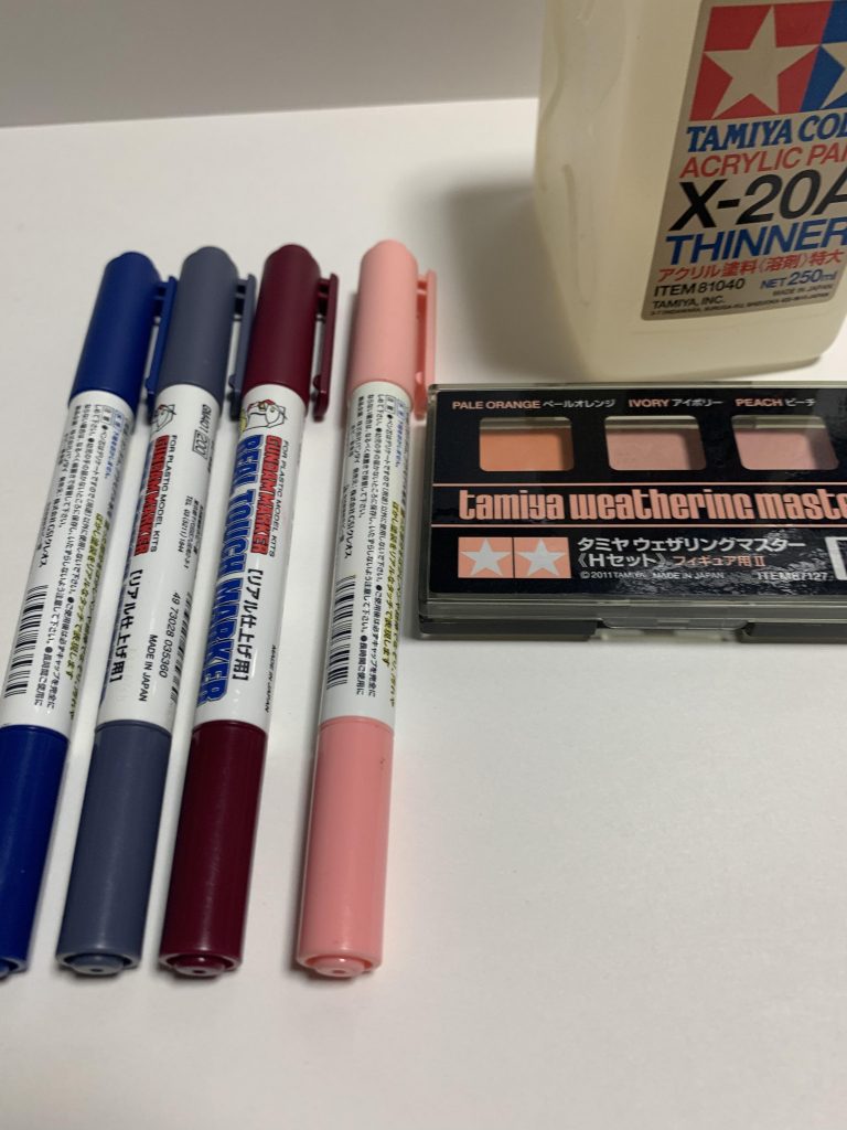 リアルタッチマーカーを光沢クリアー後に塗り拭き取り、ウェザリングマスターを使用。アクリル溶剤を筆に少しつけて塗りつけてます。その後もう一度光沢クリアーを吹き付けて仕上げました。