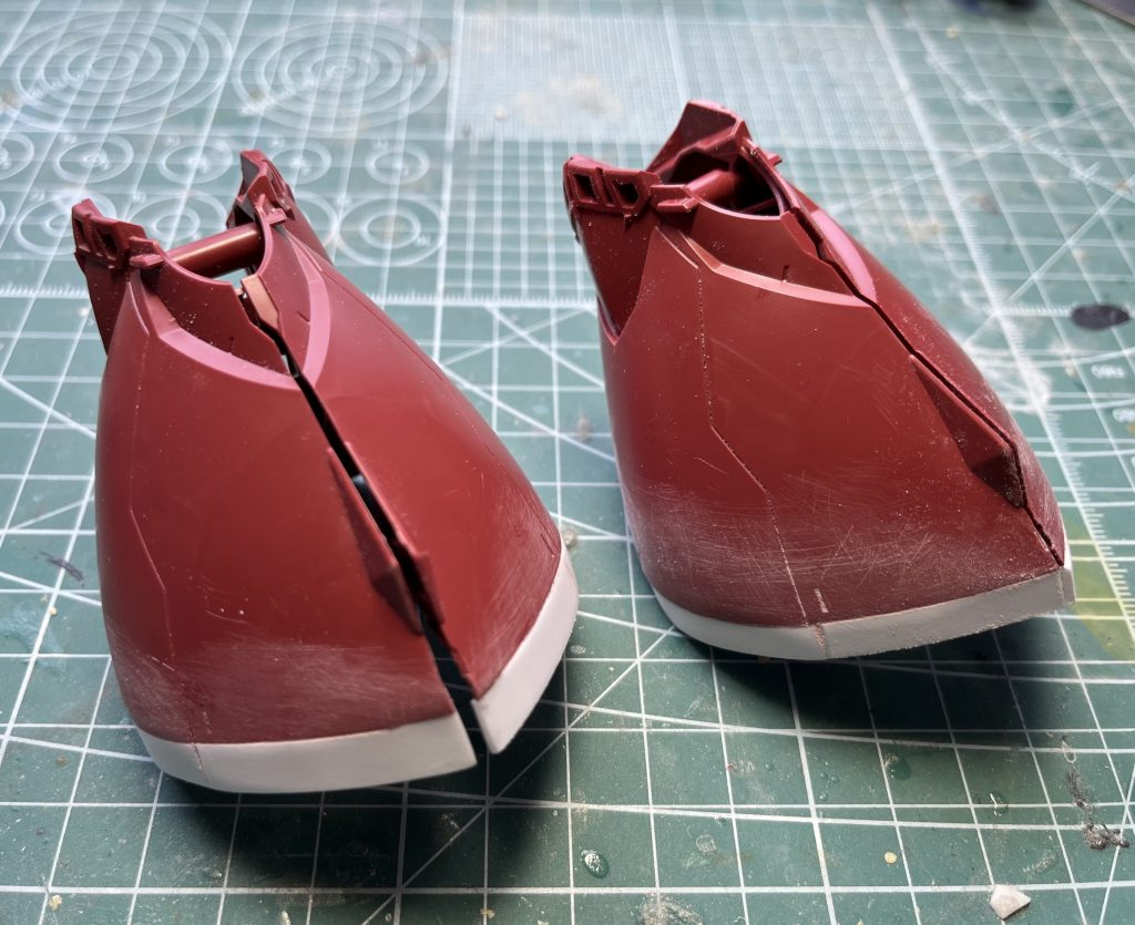 脚のアーマーはプラ板で5ミリ延長。