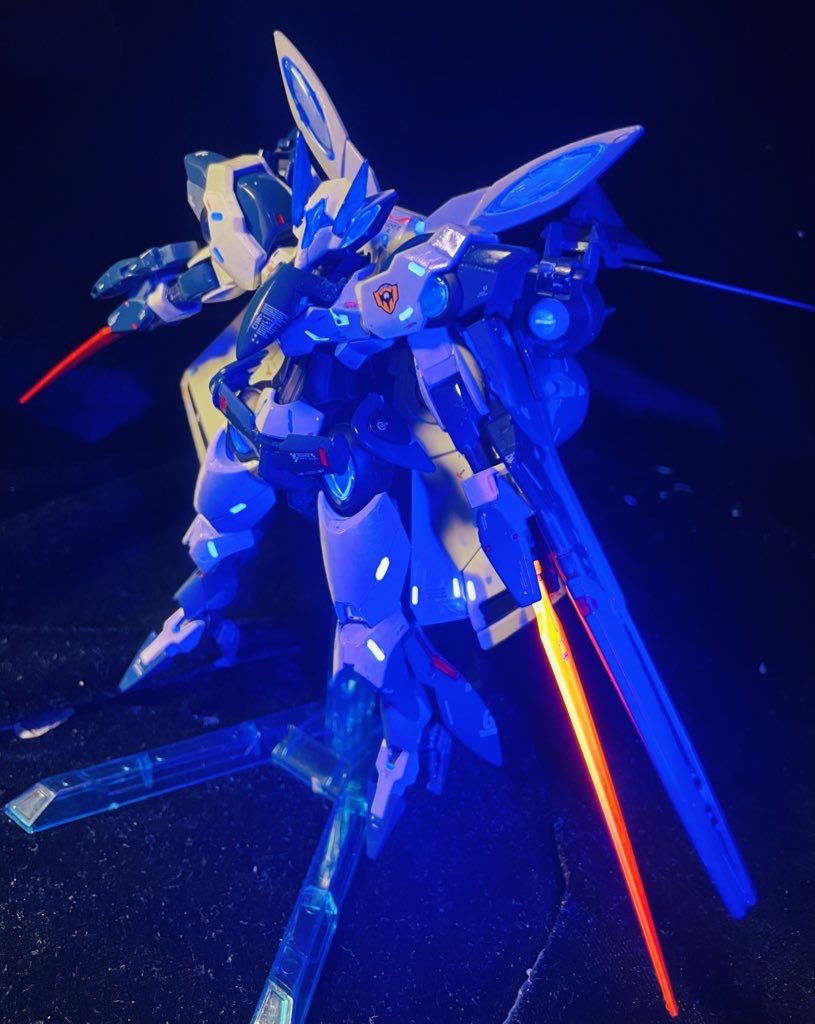 クリアパーツ等、各所光ります。ベイオネットは蛍光レッドスプレー+クリアレッド。今回スプレーの蛍光塗料初めて使いましたが、発色の良さに感動しました。