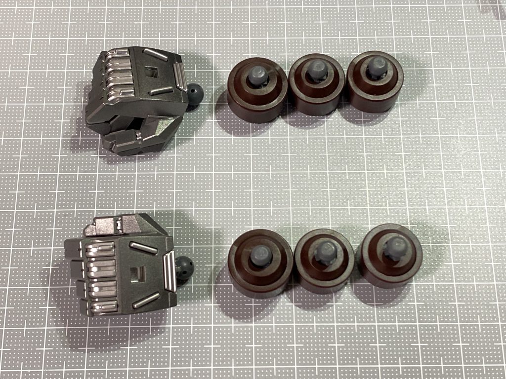 制作工程です。AIアームはアッガイのアーム延長パーツを数珠繋ぎにし、初期はPGUガンダムの握り拳でした。このぐらいの方がバランス良いのですが、指に演技をさせたくなり、壽屋オーバードマニュピレーターに変更しました。