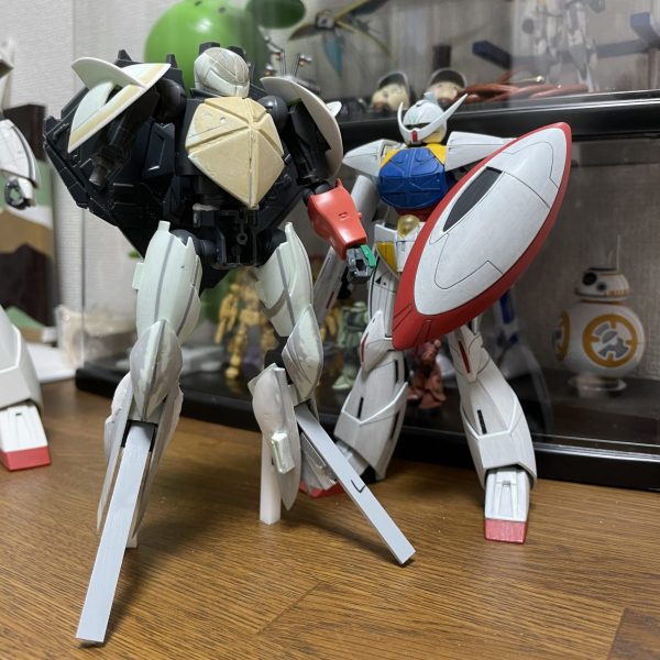 1/144ターンXの進捗。自立しないとバランスがわからないので急拵えでカカトを作って立たせてみた。背が伸びたのでHGCCのターンエーと並べても、ちゃんと戦えそうになってきたかなと思う。ただし、やり残しがたくさんあるので、またまだ作業は継続。（1枚目）