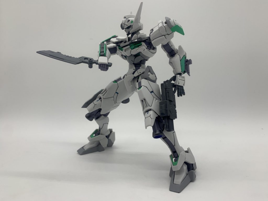 アピールショット2の太腿に追加でロードアストレイのパーツが入っていますが、これは太腿にハンドガンやミサイルポッドを装着出来ないかと穴を開け、装備しない時は穴を隠しつつバーニアの役割をしています。