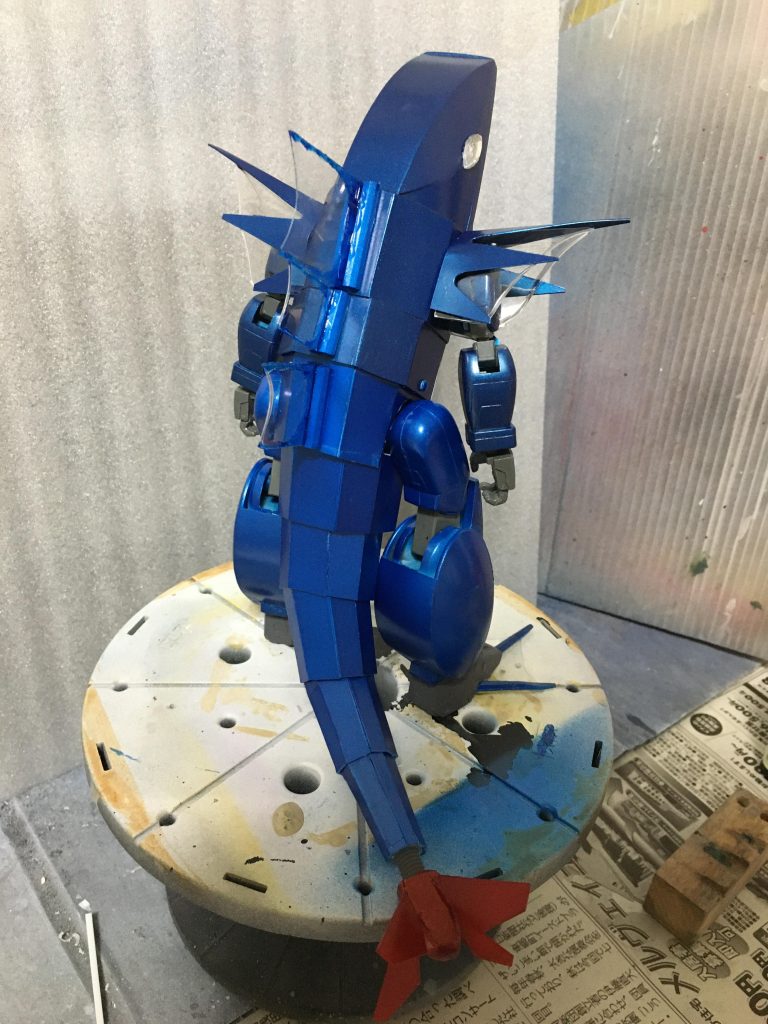 尾っぽは前後左右にグネグネします。