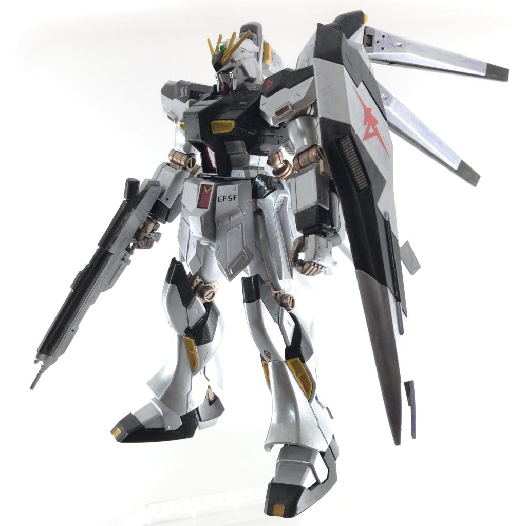 アクリジョン筆塗りシルバーは4回ぐらい重ね塗り。黒鉄色は1、2回塗りで十分に綺麗なので楽ちん。今回からベースイエローとベースレッドを購入。隠蔽力が凄くてびっくり。赤もムラになりにくく今までの苦労はなんだったんだ状態関節部などはカッパーで。蛍光色はセンサ類にグリーン。バーニア用にレッドを。HG逆襲のシャア用デカールをちょこっと。最後に水性光沢トップコート。墨入れはなし